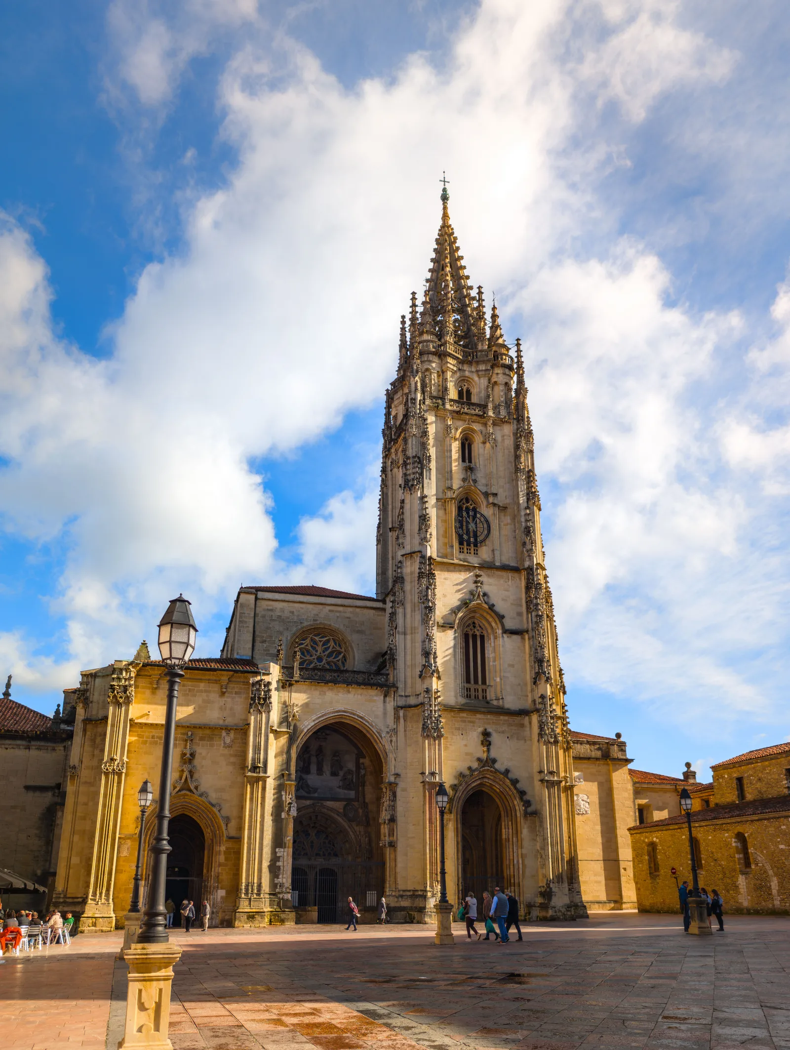 Oviedo, España — Viavora Travel