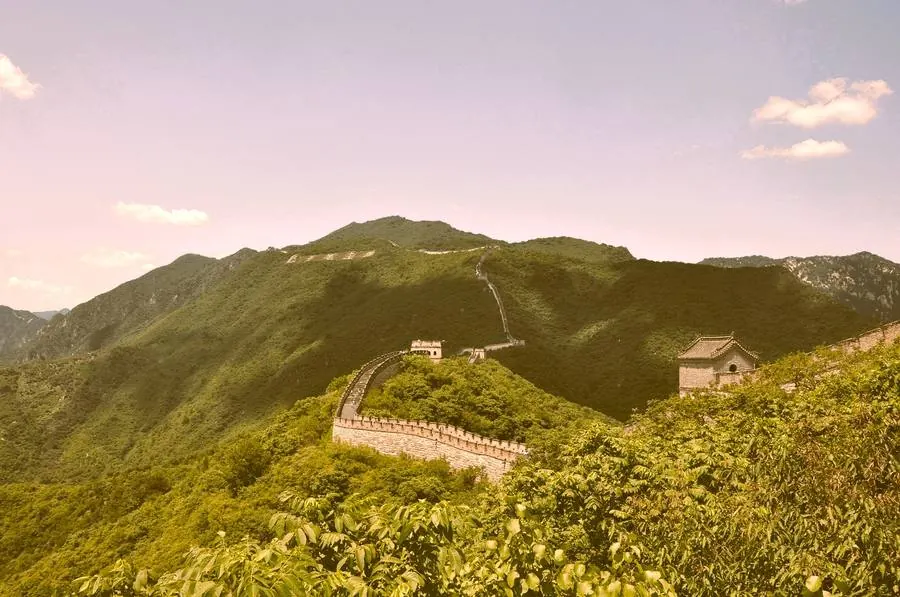 Gran Muralla China entre montañas verdes — Viavora Travel